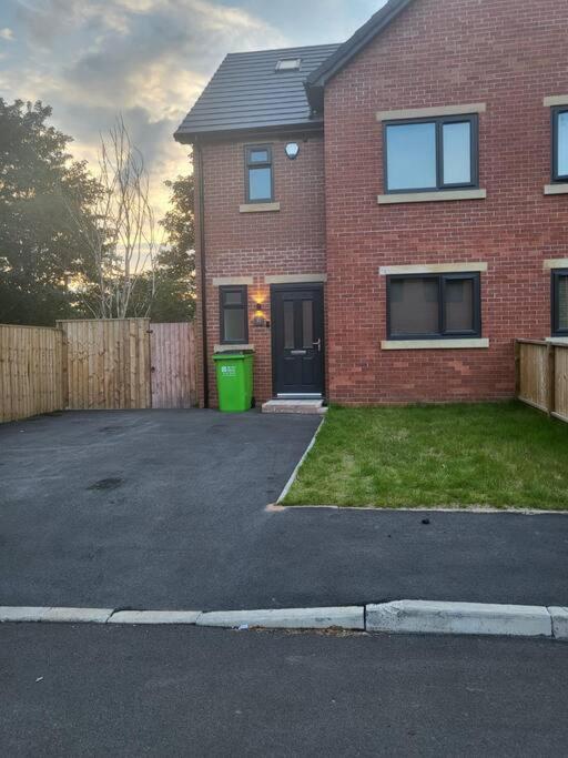 New 4 Bedrm House! Parking. 10Min To City / Etihad Manchester Kültér fotó